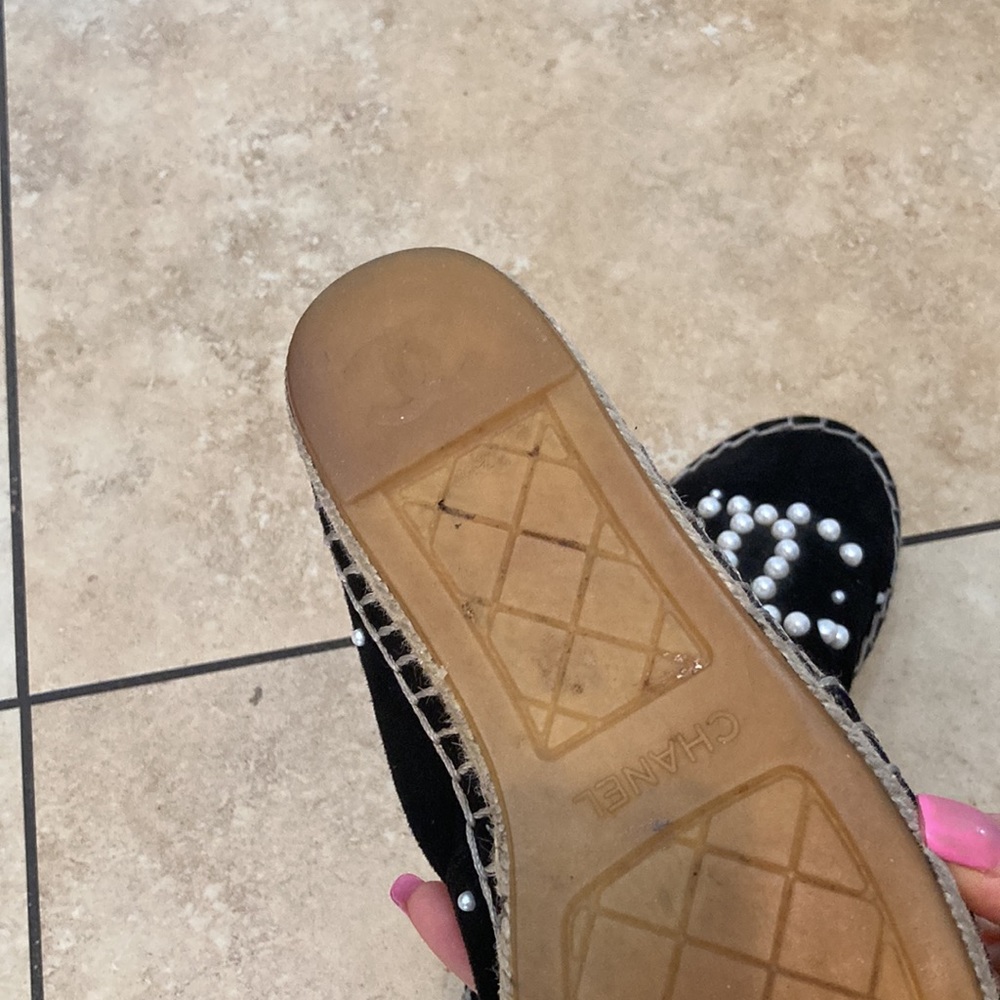 Preowned. EU 39. Black suede w/pearl C’s Authentic. - Picture 7 of 15